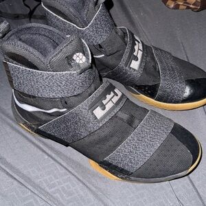 LeBron Soldier 10 SFG 'Black Gum'
9.5/10 condition 
Size 10 men’s